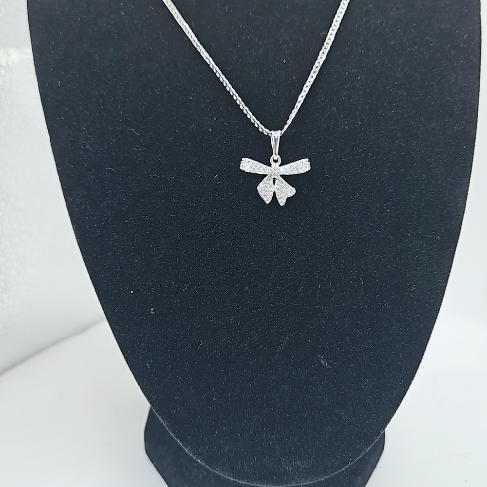 Elegant Silver Pendant Necklace